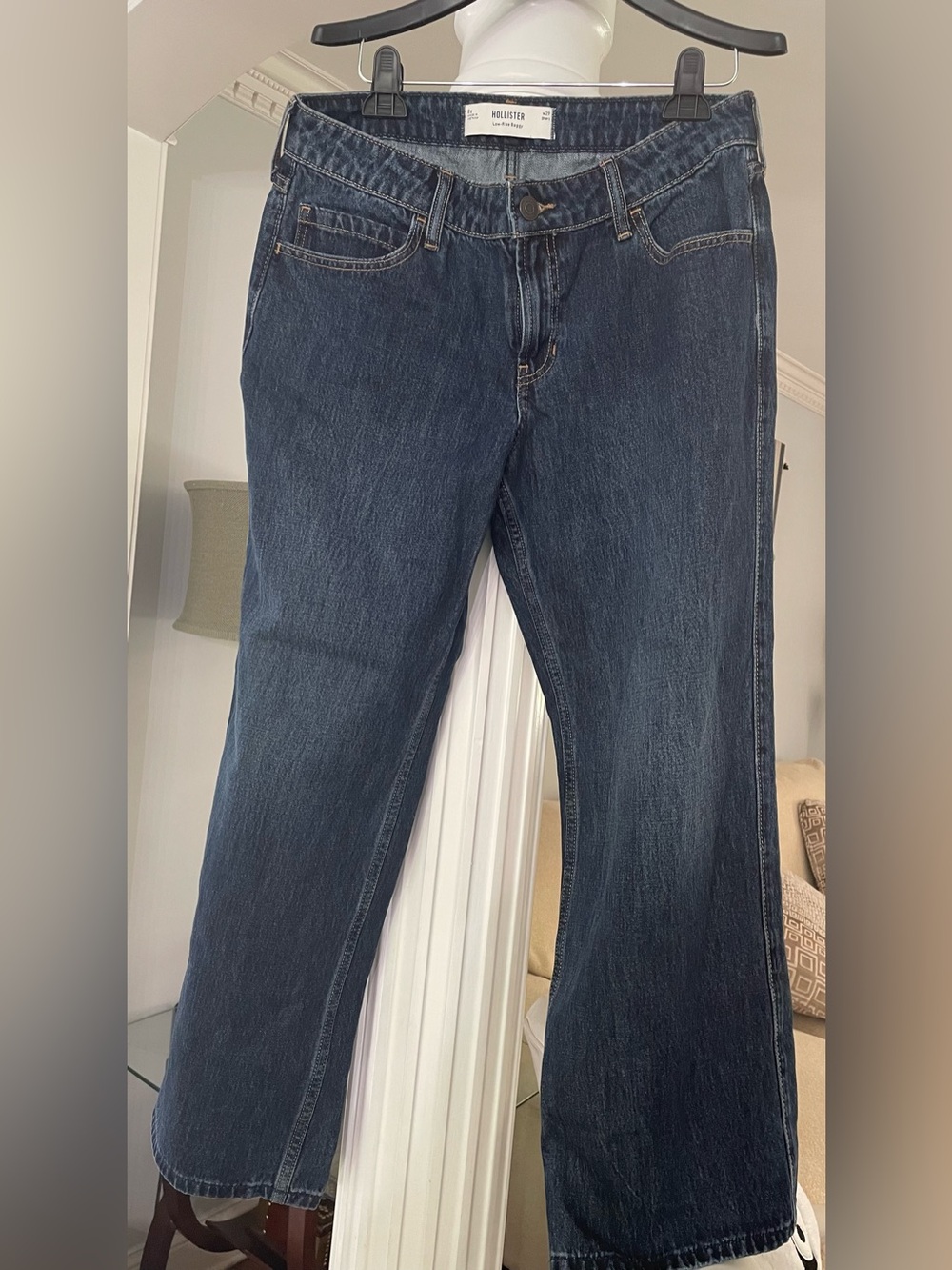 Hollister Low-Rise Baggy women’s jeans. Classic five pockets
